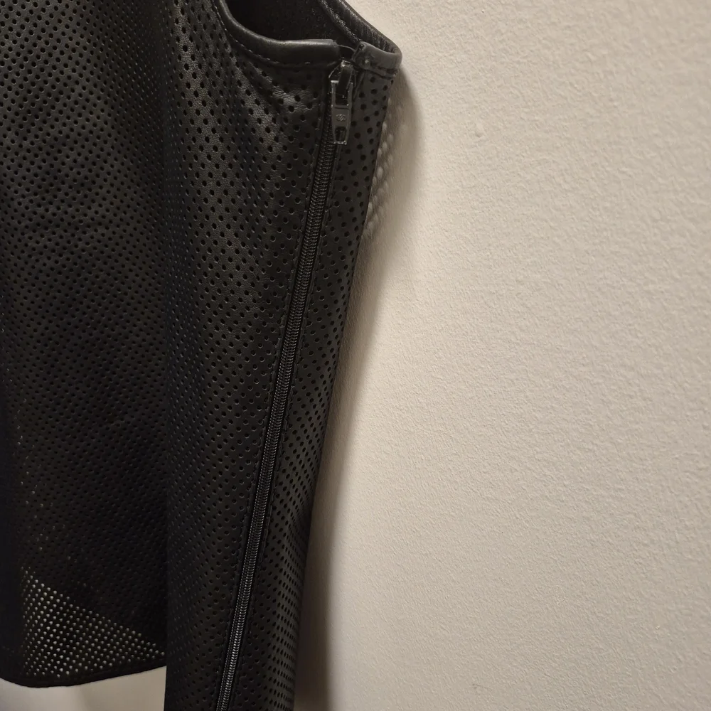 Black Men's Tank Top "DISCOUNTED" - Picture 8 of 9